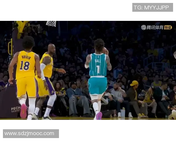 惊艳空接！詹姆斯溜底线接球单手暴扣，阿德巴约助攻完美配合(詹姆斯得知阿德去篮网)